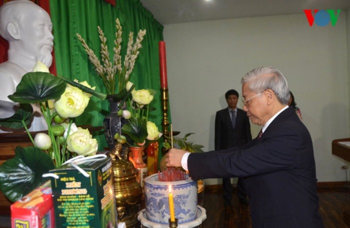 Tổng Bí thư thắp hương trên bàn thờ Chủ tịch Hồ Chí Minh trong Đại Sứ quán Việt Nam tại Thái Lan