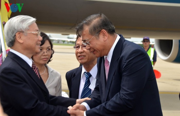Phó Thủ tướng Thái Lan Yokol Limlemthong cùng đại diện Chính phủ Thái Lan đón Tổng Bí thư tại chân cầu thang máy bay