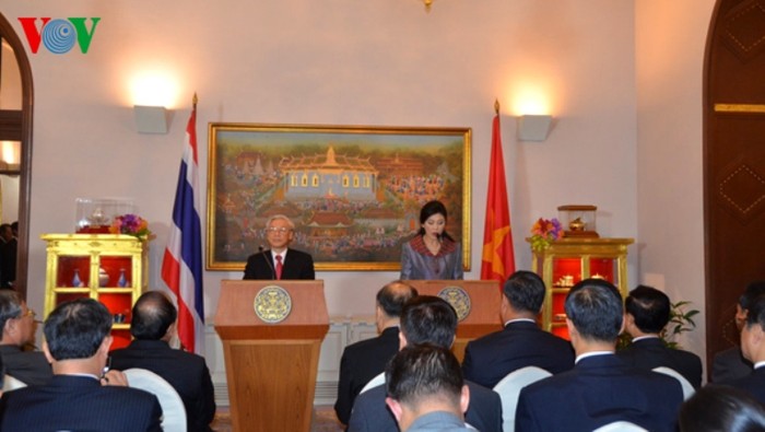Họp báo sau cuộc gặp giữa Tổng Bí thư Nguyễn Phú Trọng và Thủ tướng Yingluck Shinawatra. Hai bên chính thức thiết lập quan hệ đối tác chiến lược, nâng mối quan hệ giữa hai nước lên một tầm cao mới