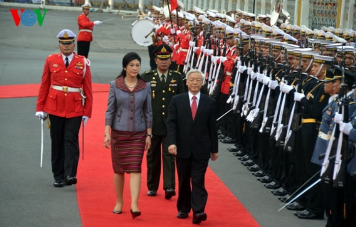 Tổng Bí thư Nguyễn Phú Trọng cùng Thủ tướng Yingluck Shinawatra duyệt đội danh dự trong Lễ đón chính thức tại Phủ Thủ tướng Thái Lan