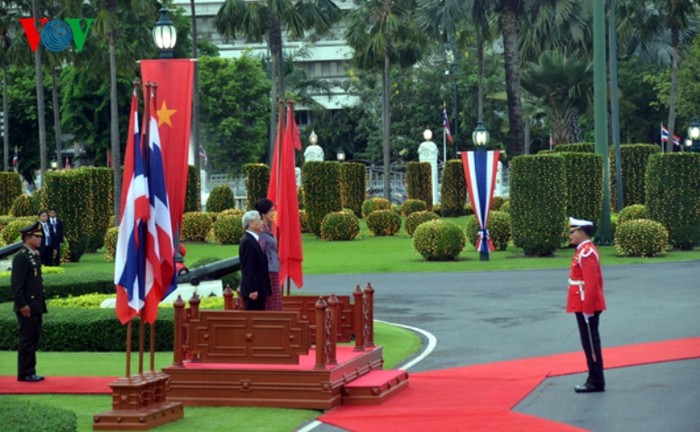 Tổng Bí thư Nguyễn Phú Trọng và Thủ tướng Yingluck Shinawatra trên bục danh dự trong tiếng nhạc Quốc ca hùng tráng của hai nước Việt Nam, Thái Lan