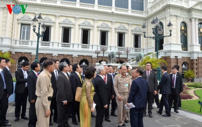 Đoàn đại biểu cấp cao Việt Nam đi thăm Hoàng cung Thái Lan