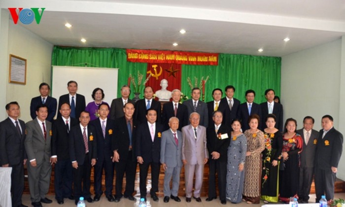 Bà con Việt Kiều tại Bangkok rất vui mừng được chụp ảnh chung với Tổng Bí thư Nguyễn Phú Trọng và đoàn đại biểu cấp cao Việt Nam