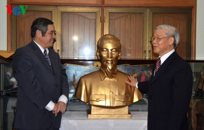 Tổng Bí thư tặng bức tượng Bác Hồ cho Đại sứ quán Việt Nam tại Thái Lan