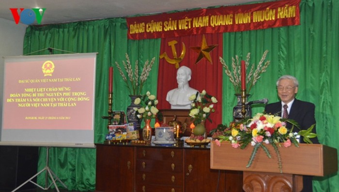 Tổng Bí thư Nguyễn Phú Trọng gặp gỡ, nói chuyện với cán bộ, nhân viên Đại Sứ quán Việt Nam và sinh viên Việt Nam đang theo học tại Thái Lan