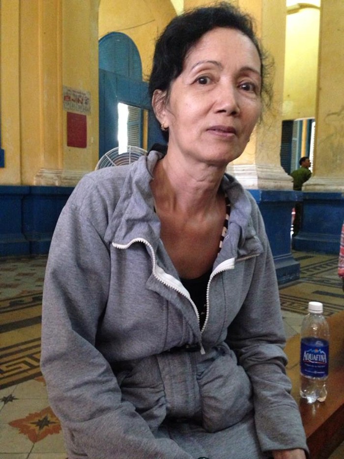 Bà Châu Ngọc Mỹ, ,mẹ của bị cáo Mỹ Xuân cũng có mặt tại phiên tòa. Ảnh: Dương Cầm