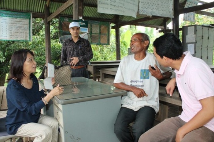 Bà Hà Thị Thanh Bình, Tổng Thư ký AVIC và AVIL phỏng vấn người dân địa phương về hoạt động của HAGL tại tỉnh Ratanakkiri – Campuchia