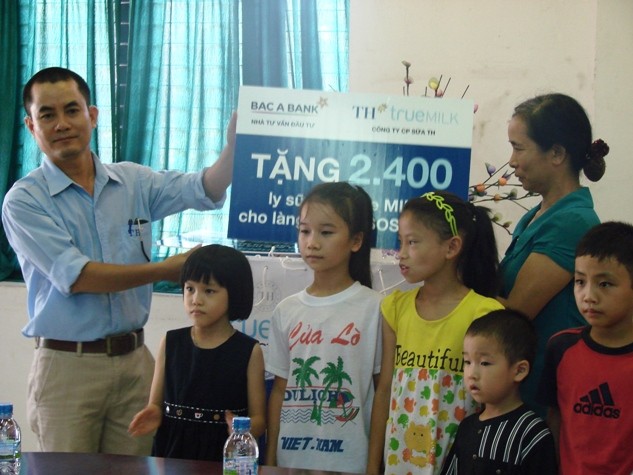 Ông Ngô Minh Trí, Giám sát kênh bán hàng truyền thống Công ty CP sữa TH trao quà tặng cho các em làng trẻ em SOS Hà Nội.