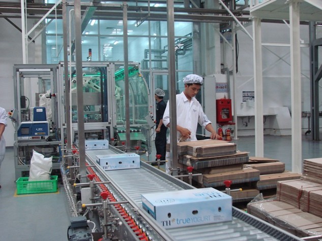 Công nhân nhà máy sữa sạch tại huyện Nghĩa Đàn làm việc buổi đầu tiên sau khi khánh thành.