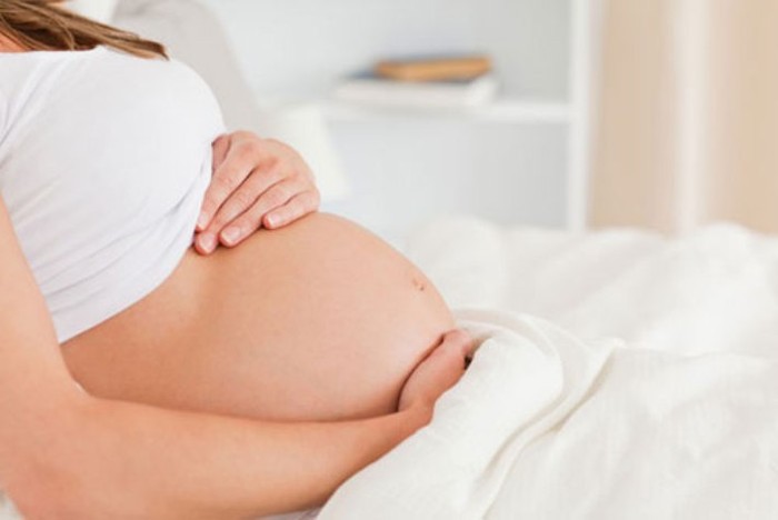 Không có chuyện "phụ nữ quá 33 tuổi không được mang thai" - Ảnh minh họa: Shutterstock