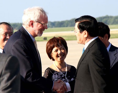 Đại sứ Mỹ tại Việt Nam David Shear (trái) đón Chủ tịch nước Trương Tấn Sang tại sân bay quân sự Andrew, thủ đô Washington D.C, Hoa Kỳ. Ảnh: TTXVN