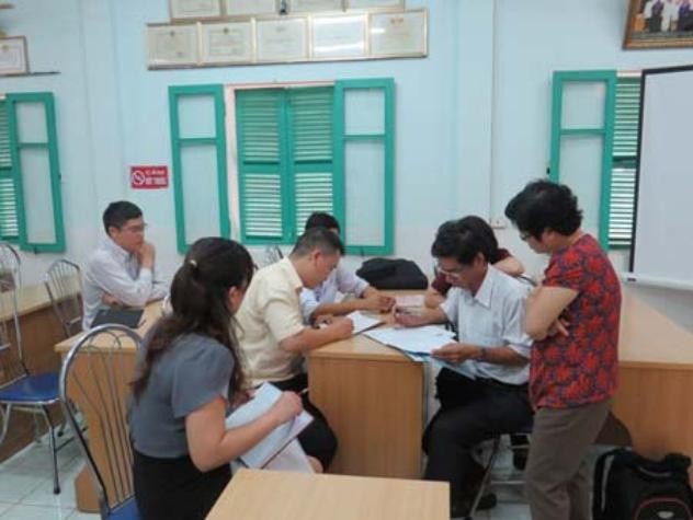Ngày 22/7, Đoàn chuyên gia Bộ Y tế tiếp cận hồ sơ về quy trình về nhập, bảo quản, sử dụng vắc xin tại Bệnh viện Đa khoa huyện Hướng Hóa và phát hiện một số sai sót trong quá trình thực hiện tiêm chủng tại Bệnh viện