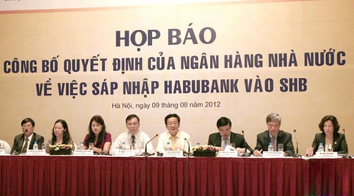 Chủ tịch Habubank Nguyễn Văn Bảng và Tổng giám đốc Bùi Thị Mai (ngồi ngoài cùng bên phải) tại buổi công bố sáp nhập vào SHB. Ảnh: Thanh Lan.