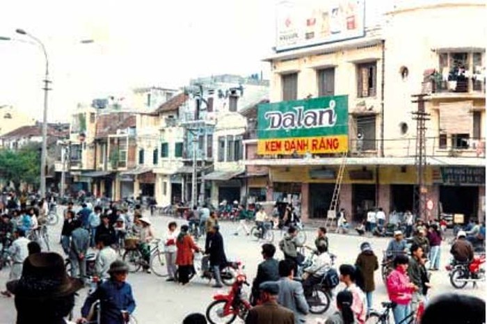 Kem đánh răng Dạ Lan thương hiệu kem đánh răng Việt từng "làm mưa làm gió" thị trường nội địa, đánh bật kem đánh răng Trung Quốc và chiếm lĩnh 70% thị phần kem đánh răng nội địa những năm 1993 - 1994 (Hình ảnh quảng cáo kem đáng răng Dạ Lan tại Ga Hà Nội - năm 1994)