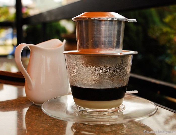 Cà phê phin, một phong cách thưởng thức cà phê thú vị và có sức hấp dẫn của người Việt.