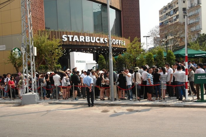 Hình ảnh đoàn người tấp nập tại ngày khai trương cửa hàng cà phê đầu tiên của Starbucks tại Việt Nam