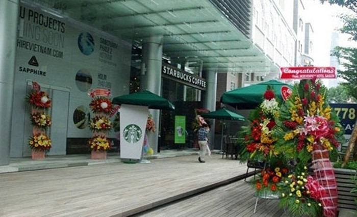 Trái ngược với hình ảnh chen trúc trong lần khai trương đầu tiên, ngày khai trường cửa hàng thứ 2 của Starbucks tại Nguyễn Du vắng lặng khác thường.
