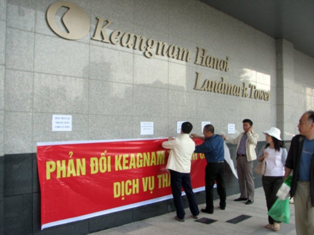 Cư dân tòa nhà cao nhất Việt Nam căng biểu ngữ để phản đối chủ đầu tư.