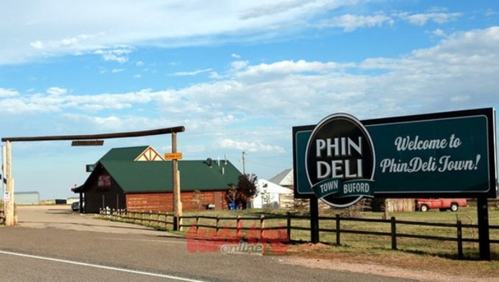 Ngay lối vào thị trấn biển tên đã được thay đổi: "Chào mừng đến với thị trấn Phin Deli"