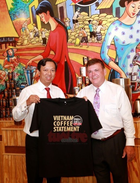 Tân thị trưởng Phạm Đình Nguyên cùng cựu thị trưởng Don Sammons đã chính thức khai trương thị trấn cà phê Việt PhinDeli.