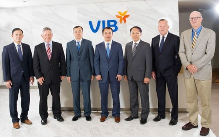 Hội đồng Quản trị VIB, ông Đặng Khắc Vỹ là Chủ tịch mới (người đứng giữa)