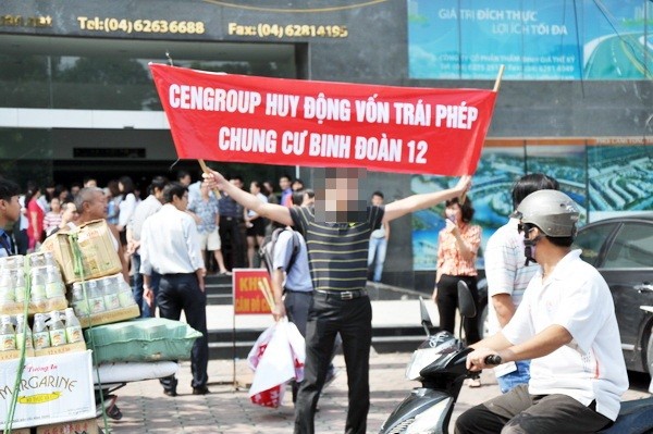 Sáng ngày 28/9, rất đông khách hàng tới trước trụ sở chính của CenGroup để biểu tình đòi chủ đầu tư trả lại tiền.