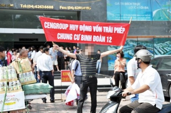Sáng ngày 28/9, rất đông khách hàng tới trước trụ sở chính của CenGroup để biểu tình đòi chủ đầu tư trả lại tiền.