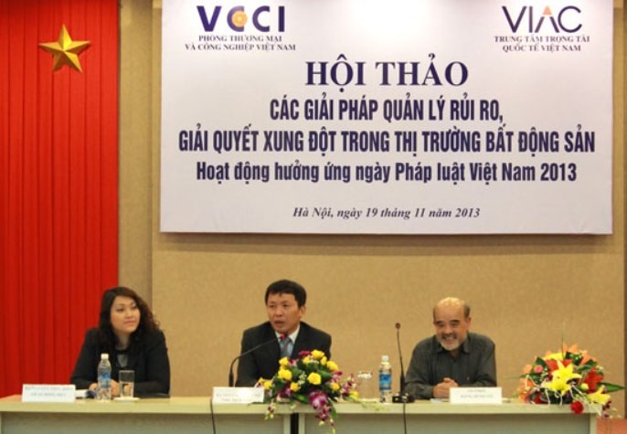 Các khách mời tham gia chương trình GS Đặng Hùng Võ (người ngồi thứ 3 bên phải - ảnh VCCI)