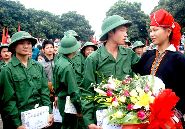 Người thân tiễn tân binh lên đường làm nghĩa vụ quân sự (trong lễ giao nhận quân tỉnh Lào Cai)
