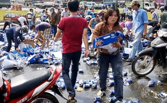 Người dân ồ ạt lao ra hôi của khi thấy một chiếc xe gặp nạn. Sự việc trên xảy ra tại Biên Hòa - Đồng Nai.