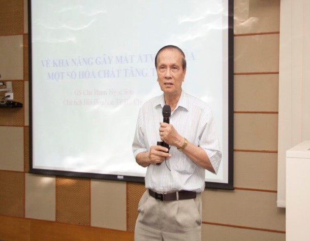 GS.TS Chu Phạm Ngọc Sơn - Phó Chủ tịch Hội Y tế Công cộng TP HCM người công bố thông tin 100% mẫu mỳ tôm chứa chất acid oxalic tại một Hội thảo An toàn thực phẩm tại TP.HCM (Ảnh: Thời đại xanh-Green age).