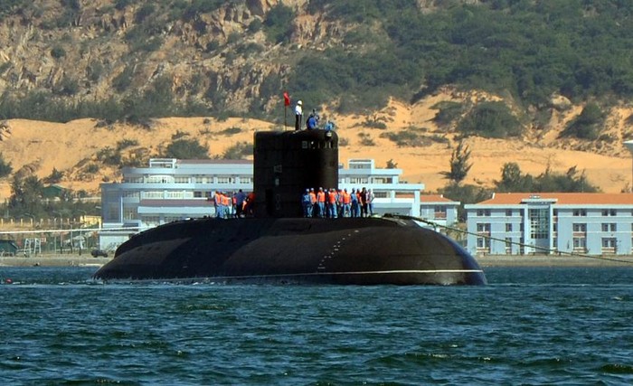 Tàu ngầm Hà Nội trên mặt vịnh Cam Ranh