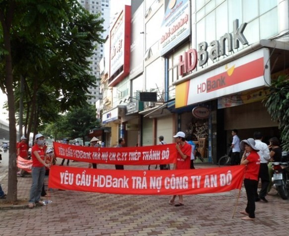 Cty Thép Thành Đô và Cty An Đô đã dùng những tấm băng rôn khẩu hiệu để đòi nợ ngân hàng HD Bank. Ảnh Xuân Hải.