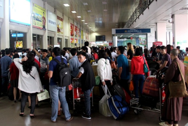 Xếp hàng dài chờ làm thủ tục, gửi hành lý tại cửa soát vé sân bay Tân Sơn Nhất (ảnh nguồn Vnexpress).