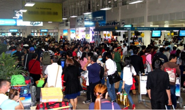 Nhu cầu đi lại tăng cao dịp trước Tết khiến lượng hành khách tại sân bay Tân Sơn Nhất tăng đột biến, hàng nghìn hành khách phải chờ đợi nhiều giờ đồng hồ mới làm được thủ tục. Hầu hết các chuyến bay đều trễ giờ do quá đông hành khách. (Ảnh nguồn Vnexpress).
