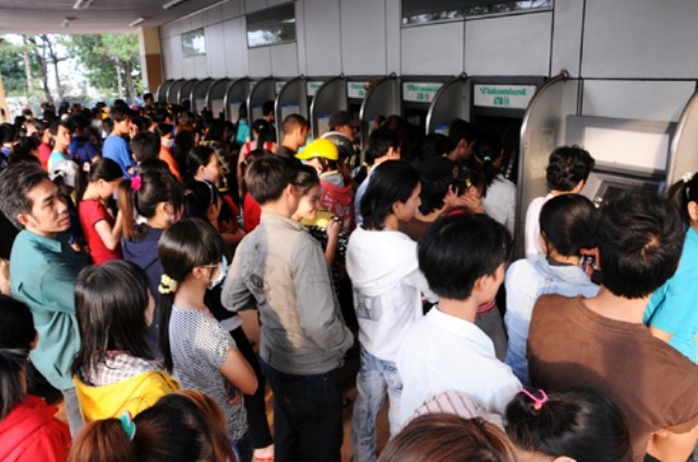 Gần tết để rút được lương, thưởng Tết, hàng nghìn công nhân ở Hà Nội đã phải xếp hàng cả tiếng đồng hồ trước cây ATM.