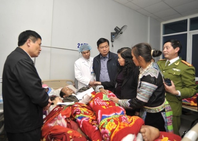 Bộ trưởng Đinh La Thăng thăm người dân gặp nạn do sập cầu Chu Va 8 (ảnh nguồn NLĐ)