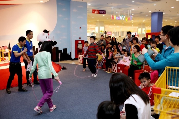 Phần thi thể thao tại Khu đồ chơi Toy World là cơ hội để bé thể hiện mình đã thu hút rất đông các bé thích hiếu động.