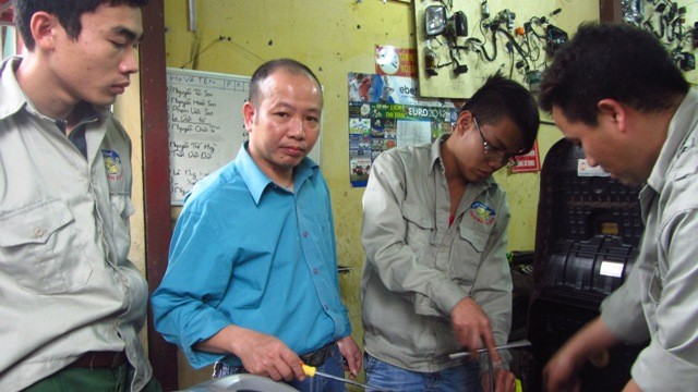 Ông Nguyễn Xuân Định (ảnh thứ 2 từ trái sang phải) giáo viên giảng dạy về kỹ thuật xe máy tại Trung tâm dạy nghề Thanh Xuân (Hà Nội).