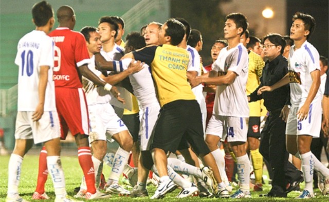 Đội tuyển U19 Việt Nam với nòng cốt là các học viên Học viện bóng đá Hoàng Anh Gia Lai – Arsenal – JMG là điểm sáng cho bóng đá nam Việt Nam lúc này (trong ảnh cảnh bạo lục tranh cãi trong một trận đấu của V.League