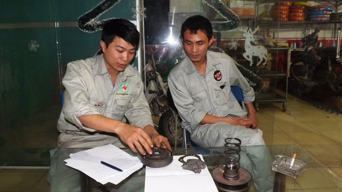 Anh Lê Văn Đông (bên trái) và anh Lê Cương giám sát kỹ thuật Trung tâm kỹ thuật Mototech trong cuộc trao đổi với phóng viên