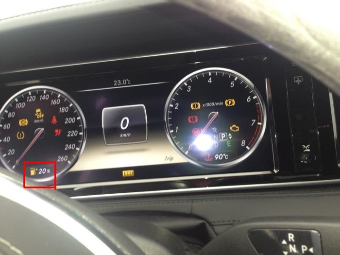 Đồng hồ báo còn 20% nhiên liệu (khung vuông mầu đỏ) nhưng chiếc xe Mercedes-Benz đột ngột chết máy