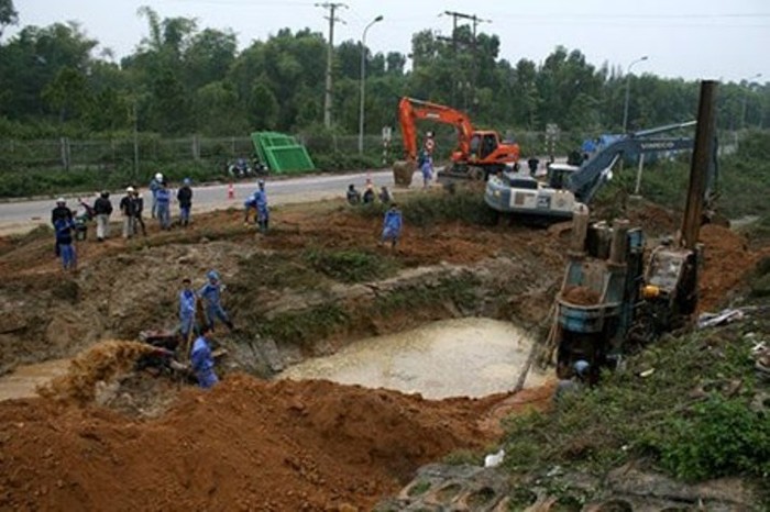 Một trong số những lần khắc phục sự cố vỡ đường ống nước sông Đà.