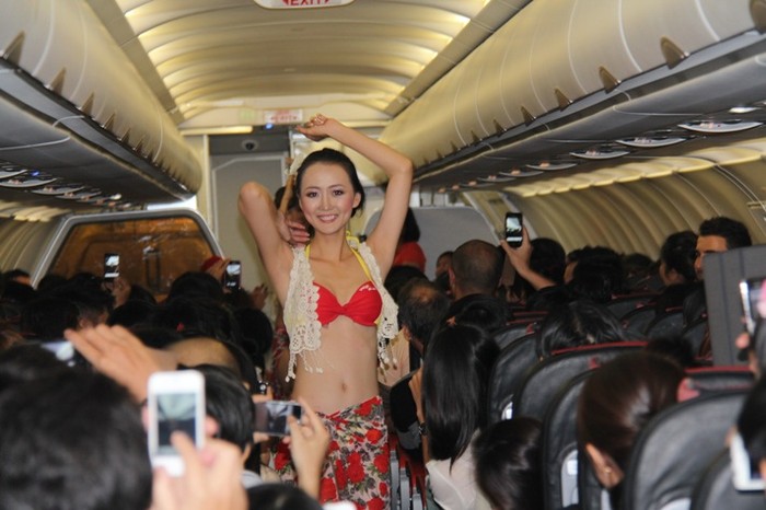 Tiếp tục cho tiếp viên mặc bikini biểu diễn trên tàu bay, VietJet Air đang nhờn luật?
