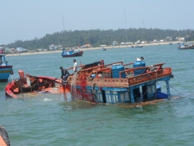 Hình ảnh tàu cá Việt Nam bị đâm chìm (ảnh minh họa)