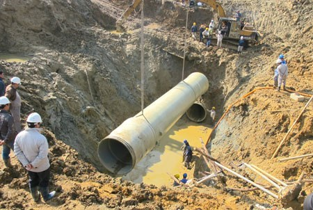 Vinaconex đang khắc phục sự cố vỡ ống nước sạch Sông Đà từ Hòa Bình về Hà Nội (sự cố vỡ ống nước xảy ra ngày 26/4/2014).
