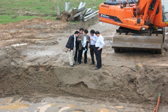 Ông Hoàng Hải - Phó Cục trưởng Cục Giám định Nhà nước về chất lượng công trình khảo sát thực tế hiện trường vỡ đường ống nước sạch.