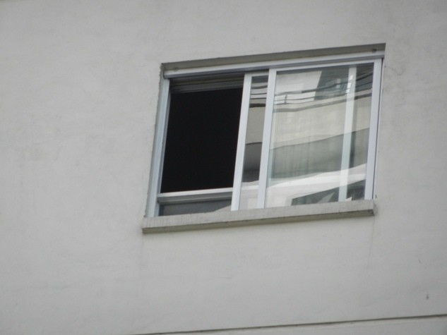Nguy cơ tiềm ẩn tai nạn với những cửa sổ thiếu chấn song được mở như thế náy