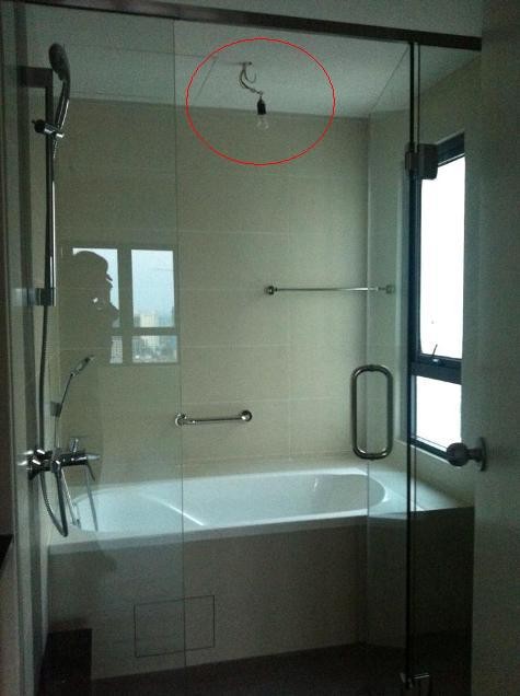 Nhìn bóng điện được thiết kế trong phòng tắm, không ai nghĩ đây là một chung cư cao cấp.