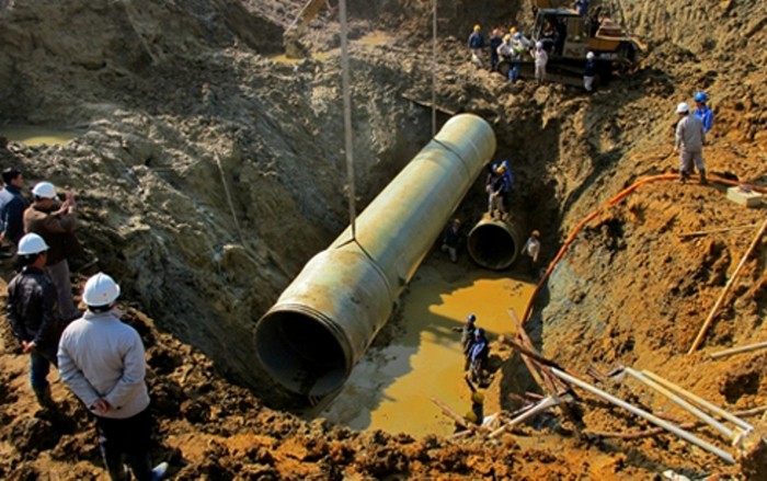 Một trong số những lần khắc phục sự cố vỡ đường ống nước sông Đà (Ảnh nguồn VOV).